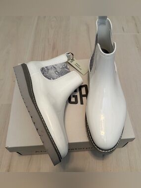 Cougar White Kensington Boots with Gray Snake-Print Panels Size 11